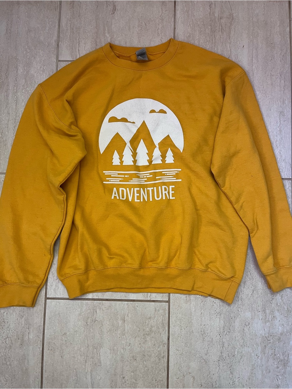 Gildan Mustard Yellow Adventure Graphic Crewneck Sweatshirt unisex M